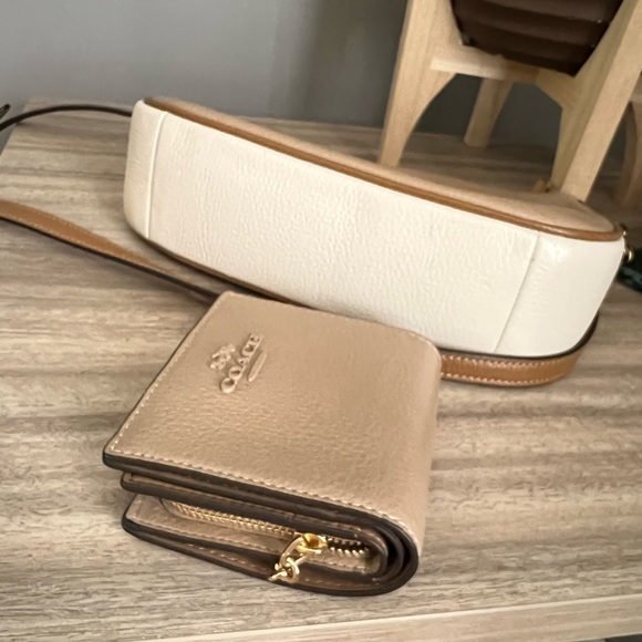 Coach - Picture 5 of 8